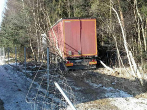 FOTO: K nehodě na dálnici D1 vyrazili hasiči s motorovou pilou. Přistát musel také vrtulník