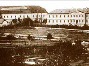 Stará nemocnice a objekt současné policejní školy