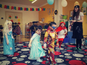 Jihlavský Klíček zažil svůj první karneval. Nechyběl fotokoutek, pohádky a soutěže