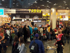 Jihlavští hokejisté se v jihlavském City Parku podepisovali svým fanouškům