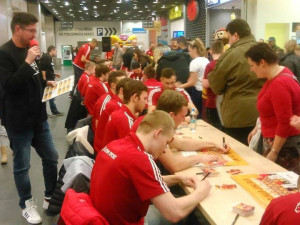 Jihlavští hokejisté se v jihlavském City Parku podepisovali svým fanouškům