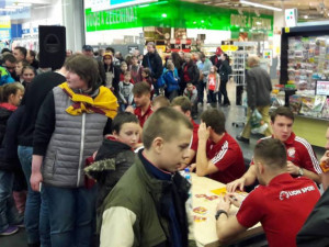 Jihlavští hokejisté se v jihlavském City Parku podepisovali svým fanouškům