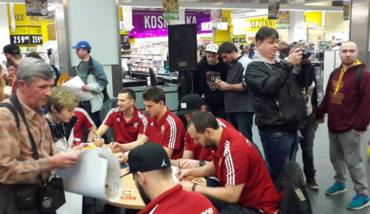 Jihlavští hokejisté se v jihlavském City Parku podepisovali svým fanouškům