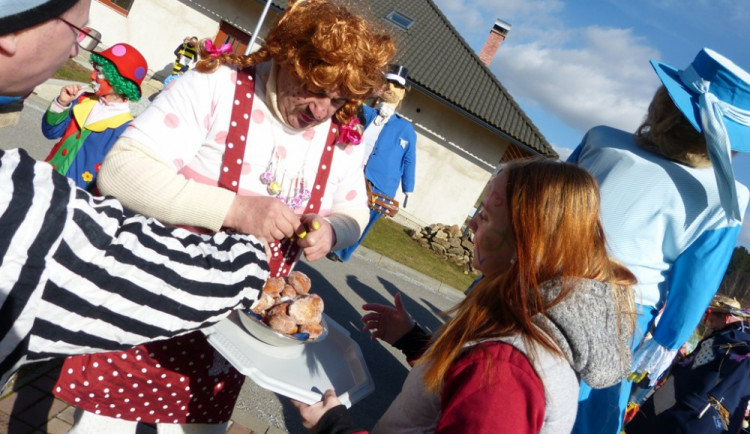 Masopust v Dolní Cerekvi. Nechyběla Barbie v krabici nebo třeba parta hippies