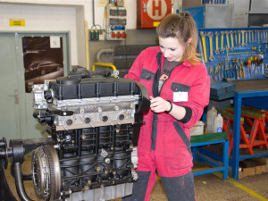 Krajské kolo soutěže odborných dovedností Autoopravář junior 2017 prověřilo šikovné mladé muže i dívku a ocenilo ty nejzručnější.