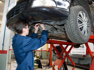 Krajské kolo soutěže odborných dovedností Autoopravář junior 2017 prověřilo šikovné mladé muže i dívku a ocenilo ty nejzručnější.