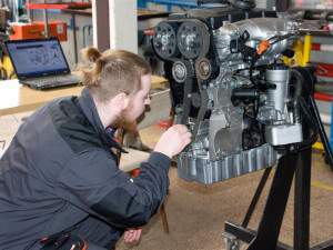 Krajské kolo soutěže odborných dovedností Autoopravář junior 2017 prověřilo šikovné mladé muže i dívku a ocenilo ty nejzručnější.