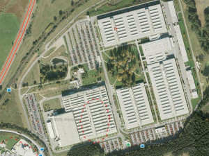 Dnešní pohled na areál továrny Bosch s parčíkem uprostřed