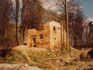 Pozůstatek posledního z osmi pavilonů v dubnu 1998 autor Kourkova