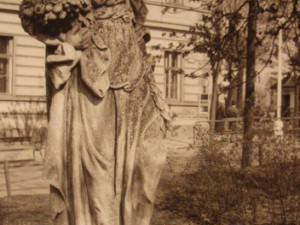 socha Alegorie léta ze zámeckého parku, dříve ve Smetanových sadech