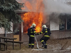 FOTO: V Dobroníně na Jihlavsku shořel bývalý hostinec. Škoda se vyšplhala na 700 tisíc korun