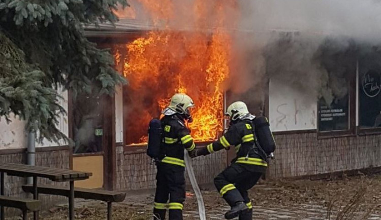 V Dobroníně na Jihlavsku shořel bývalý hostinec. Škoda se vyšplhala na 700 tisíc korun
