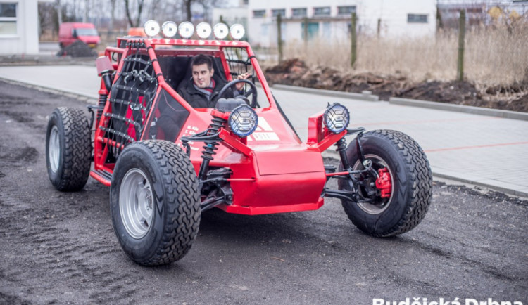 VIDEO: Rok tvrdé práce. Studenti VŠTE vytvořili v rámci semestrální práce terénní buginu