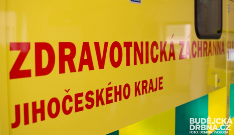 Muže, kterého v budějckém parku postihla náhlá zdravotní příhoda, se zachránit nepodařilo