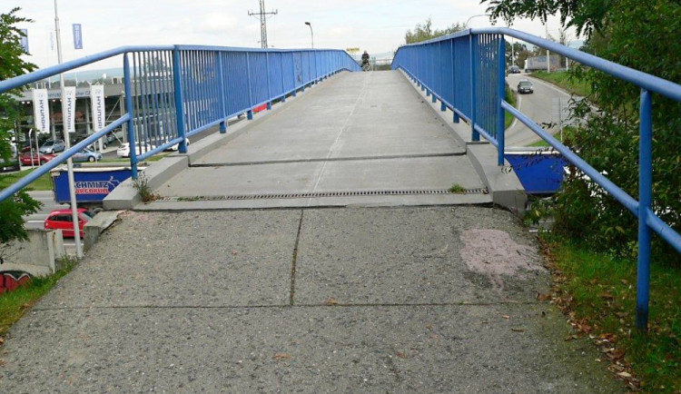 Výměna zábradlí na lávce v sídlišti Vltava zkomplikuje provoz na ní i pod ní