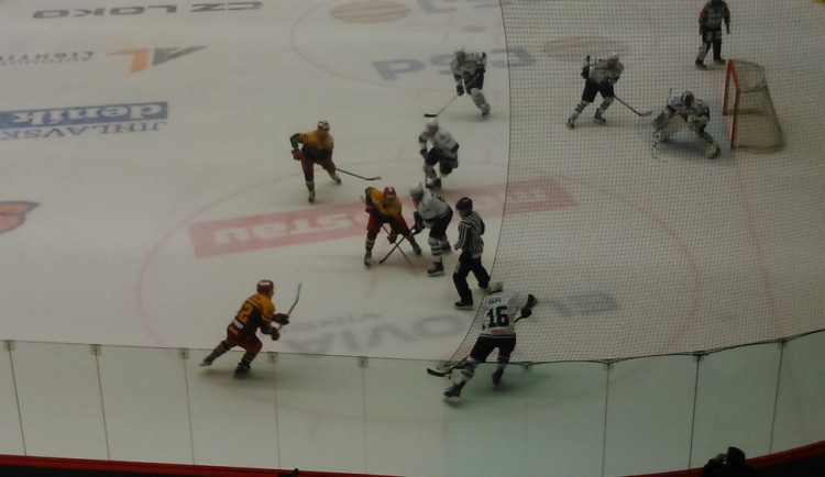 Závěrečná třetina rozhodla o druhém vítězství Dukly Jihlava. Ta vede nad Kladnem 2:0 na zápasy