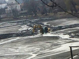 FOTO: Bagrista v Telči na několik hodin uvízl v bahně rybníka. Vyprostili ho hasiči pomocí člunu