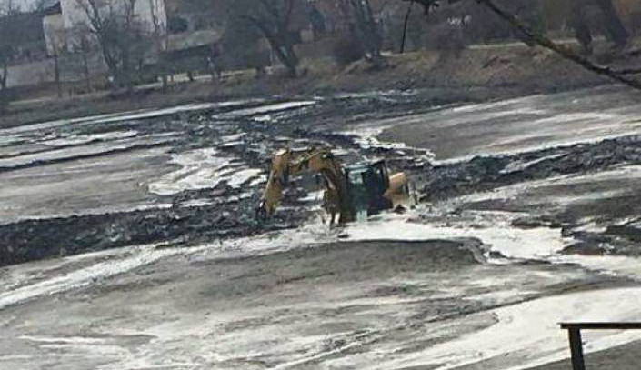 Bagrista v Telči na několik hodin uvízl v bahně rybníka. Vyprostili ho hasiči pomocí člunu