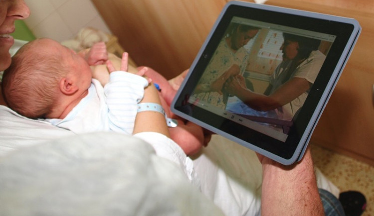 Jihlavská nemocnice snížila poplatek za půjčení tabletu. Využívají ho i osmdesátiletí pacienti