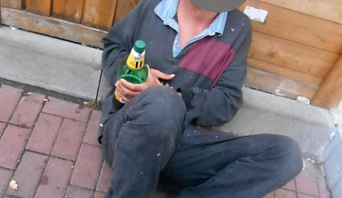 Podnapilí bezdomovci obtěžovali ženu na zastávce, chtěli cigarety a peníze