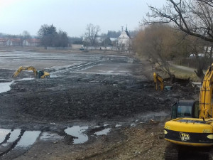 V Telči byl z bahna rybníka vyproštěn bagr, který uvíznul na začátku týdne. Akci na místě sledovala řada lidí