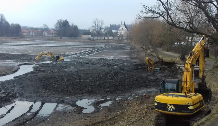 V Telči byl z bahna rybníka vyproštěn bagr, který uvíznul na začátku týdne. Akci na místě sledovala řada lidí 