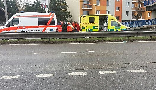 Mladý člověk po pádu z lávky nad budějckou frekventovanou silnicí dopadl na projíždějící auto