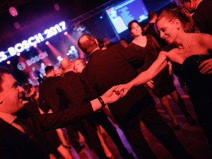 Reprezentační ples firmy Bosch Diesel přinesl kromě dobré zábavy i rekordní výtěžek jihlavské nemocnici