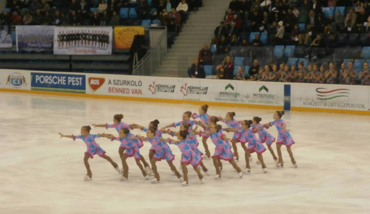 FOTO: Jihlavské krasobruslařky závodily v Budapešti. Svými výkony se rozhodně neztratily