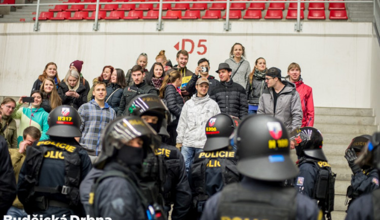 FOTO: Policie trénovala na hokejové hry. Ovšem ne na ledě, ale před Budvar arénou a v hledišti