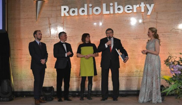 Hejtman Jiří Běhounek přebírá ocenění eOsobnost krajů