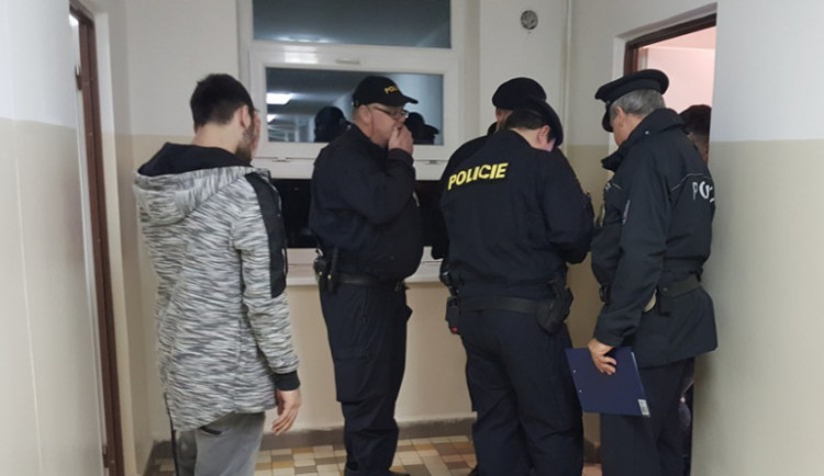 Kontrola cizinců na ubytovnách: Pět Rumunů bez dokladů, dvakrát porušení zákona