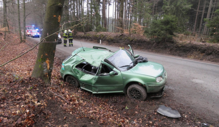 Při nehodě na Jihlavsku zemřel jednadvacetiletý řidič. Spolujezdkyně skončila v nemocnici