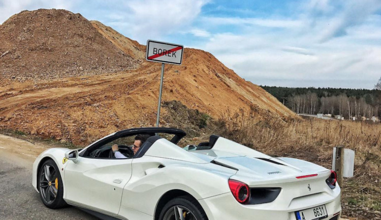 Leoš Mareš zpátky na místě nehody. S novým ferrari projel „svou zatáčku“