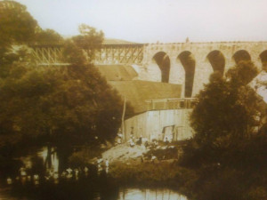 Lidé se kdysi koupali téměř všude - řeka Jihlava u viaduktu zřejmě před první světovou válkou