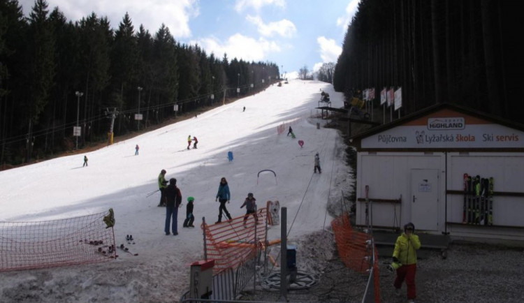 Na Šacberku lyžovaly o víkendu jen desítky lidí. Letošní sezona jinak byla velmi úspěšná