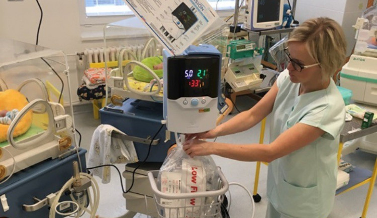 Novorozencům budou pomáhat přístroje za více než 400 tisíc korun. Ocení je také rodiče 