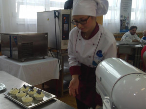 Lucie Pölzerová finalizuje své cupcakes