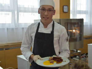 Petr Špaček se svým gastronomickým výtvorem