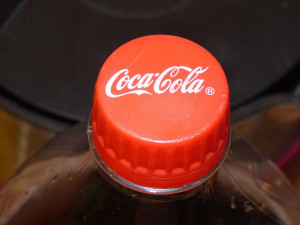 Dvoulitrová lahev Coca-Coly zmizí z pultů v Česku, nahradí ji jiné varianty