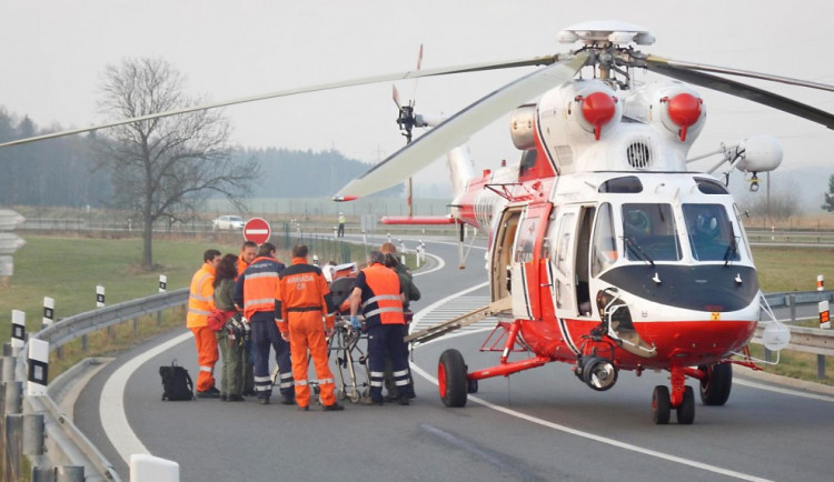 Při vážné dopravní nehodě u Plané nad Lužnicí se zranilo sedm lidí. Zasahoval i vrtulník