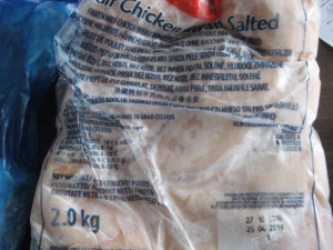 Veterináři našli v kuřecím mase salmonelu. Prsní řízky se prodávaly také na Vysočině