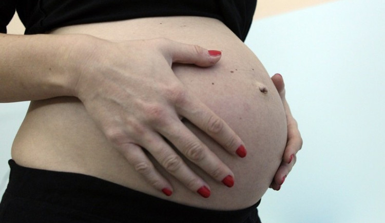 Rodící ženu vezli do jihlavské porodnice policisté. Použili majáky, aby přijeli včas