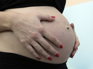 Rodící ženu vezli do jihlavské porodnice policisté. Použili majáky, aby přijeli včas