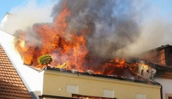 Hasiče a policisty v Jihlavě zaměstnal požár obytného domu. Tři lidé byli evakuováni