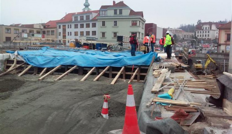 Foto prací na mostě z 16. prosince 2016