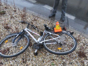 Cyklista po nehodě skončil v nemocnici. Jaké jsou zásady bezpečné jízdy na kole?