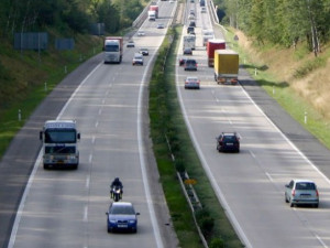 VIDEO: Porouchaný kamion blokuje jeden jízdní pruh na D1 směrem na Brno. Vznikají kolony