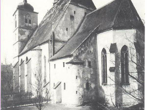 Kostel na konci 19. století ještě omítnutý.na fotografii zřejmě malý pamatný buk