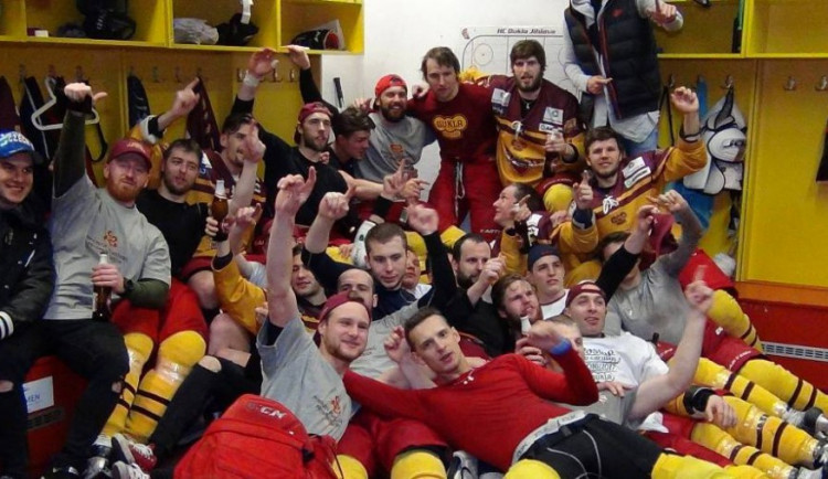 Po dvanácti letech opět v extralize: Horácký zimní stadion odměnil Duklu za postup ovacemi vestoje